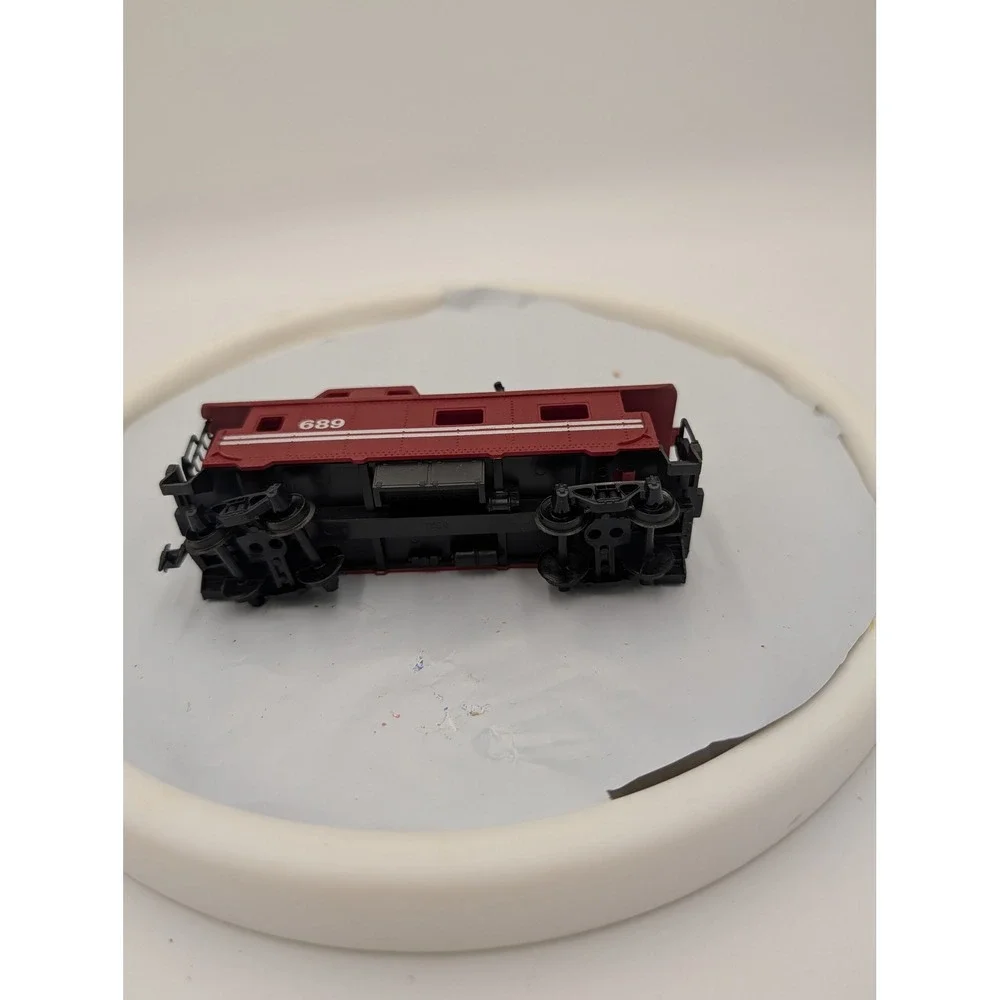 Tyco HO Scale Caboose 689 Red Off-Center Cupola Model Train Boxcar Rolling Stock